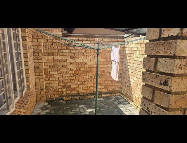 2 BEDROOM TOWNHOUSE FOR SALE IN MAGALIESKRUIN